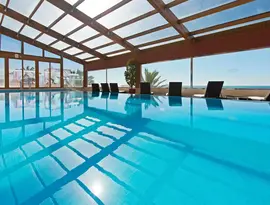 Kryty basen z widokiem w Elba Estepona Gran Hotel Thalasso & Spa