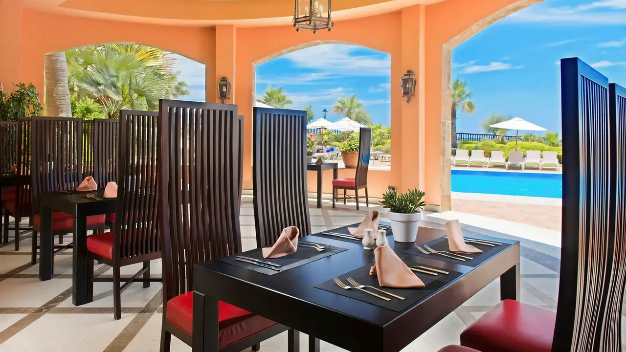 Restauracja w Elba Estepona Gran Hotel Thalasso & Spa z widokiem na basen