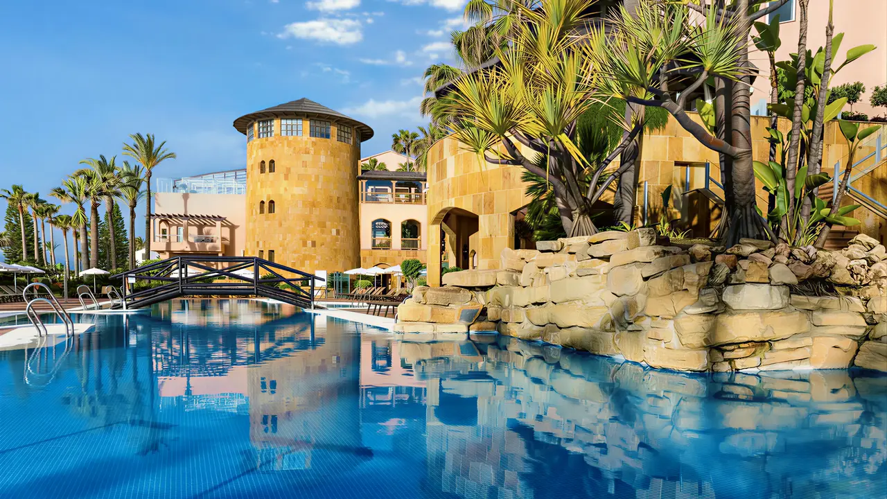 Basen w hotelu Elba Estepona Gran Hotel Thalasso & Spa z dekoracyjnym mostkiem