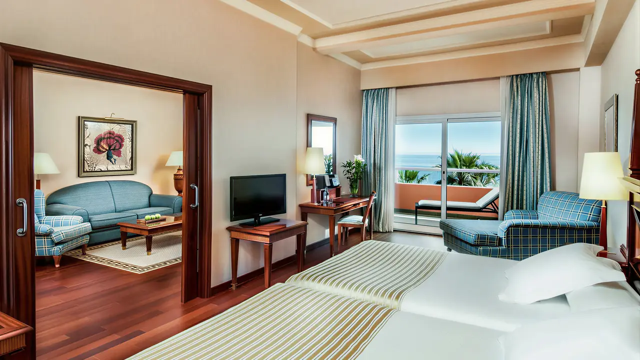 Wnętrze pokoju z widokiem w Elba Estepona Gran Hotel Thalasso & Spa