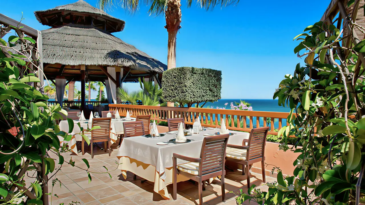 Restauracja na tarasie w Elba Estepona Gran Hotel Thalasso & Spa z widokiem