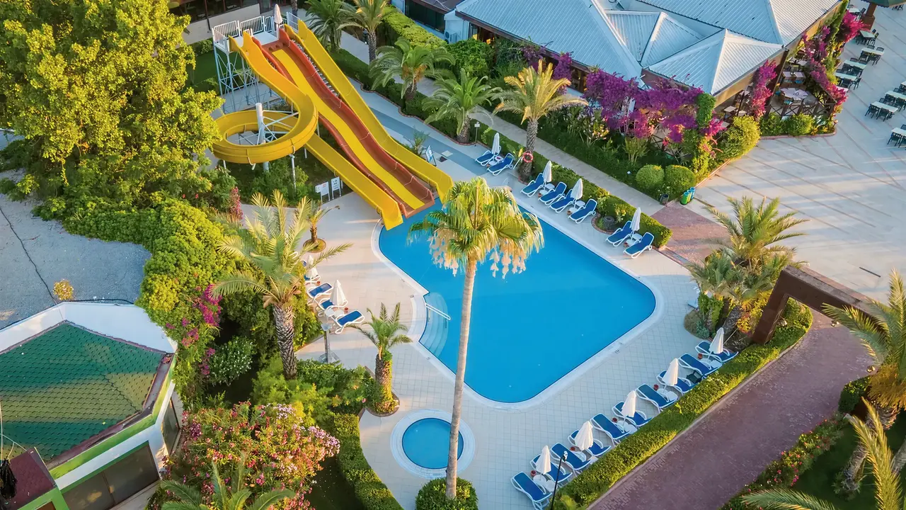 Zjeżdżalnie wodne i basen w Emelda Sun Club