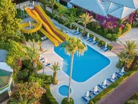 Zjeżdżalnie wodne i basen w Emelda Sun Club