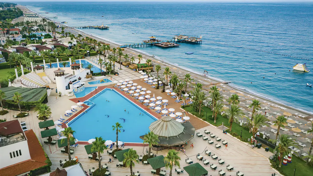 Widok na kompleks Emelda Sun Club z basenami i plażą