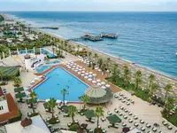 Widok na kompleks Emelda Sun Club z basenami i plażą