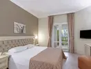 Sypialnia z dużym łóżkiem w Emelda Sun Club