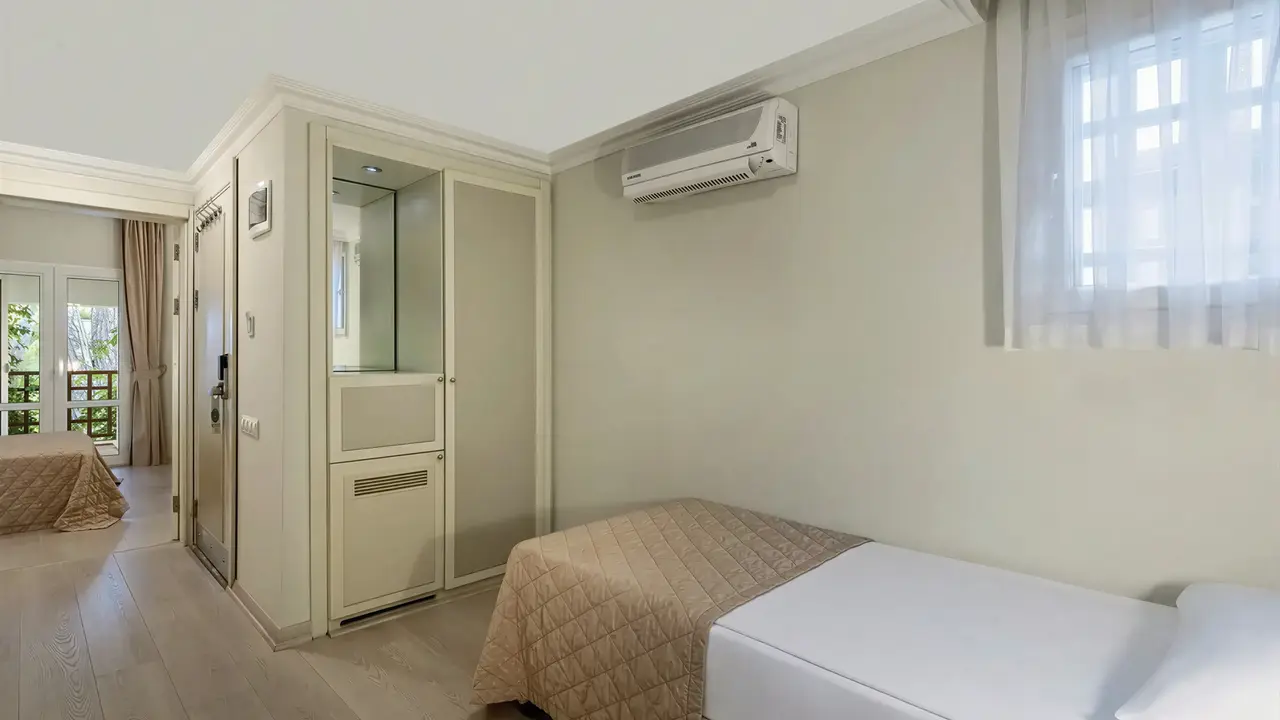 Pokój z pojedynczym łóżkiem w Emelda Sun Club