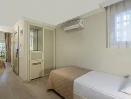 Pokój z pojedynczym łóżkiem w Emelda Sun Club
