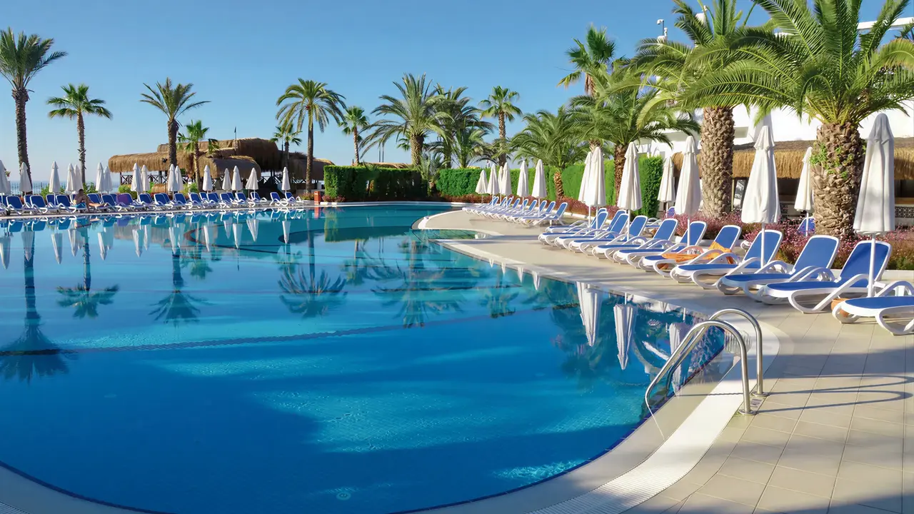Basen z leżakami w Emelda Sun Club