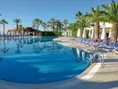 Basen z leżakami w Emelda Sun Club