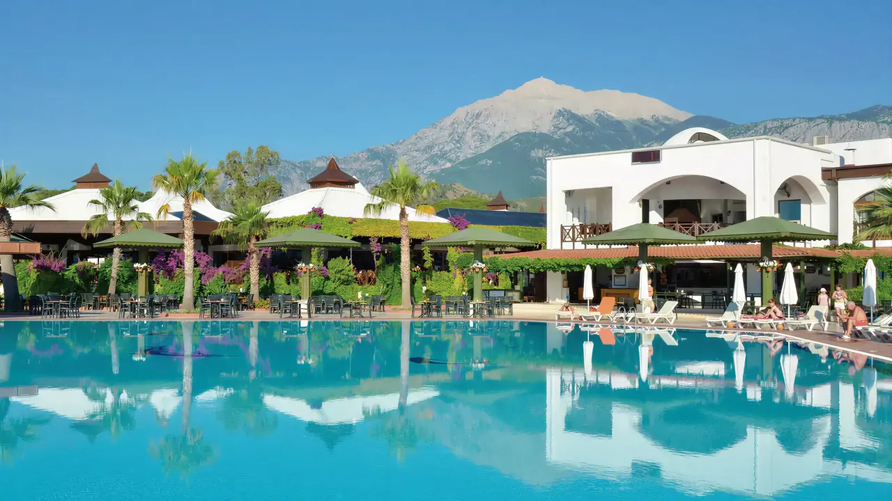 Basen z leżakami w Emelda Sun Club