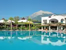 Basen z leżakami w Emelda Sun Club