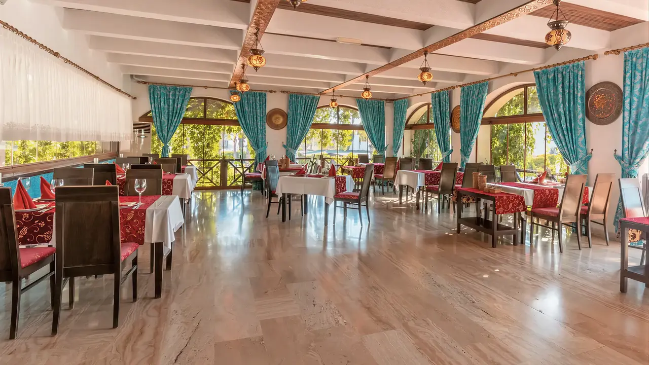 Restauracja w hotelu Emelda Sun Club z nakrytymi stołami