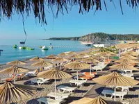 Plaża z leżakami i parasolami w Emelda Sun Club