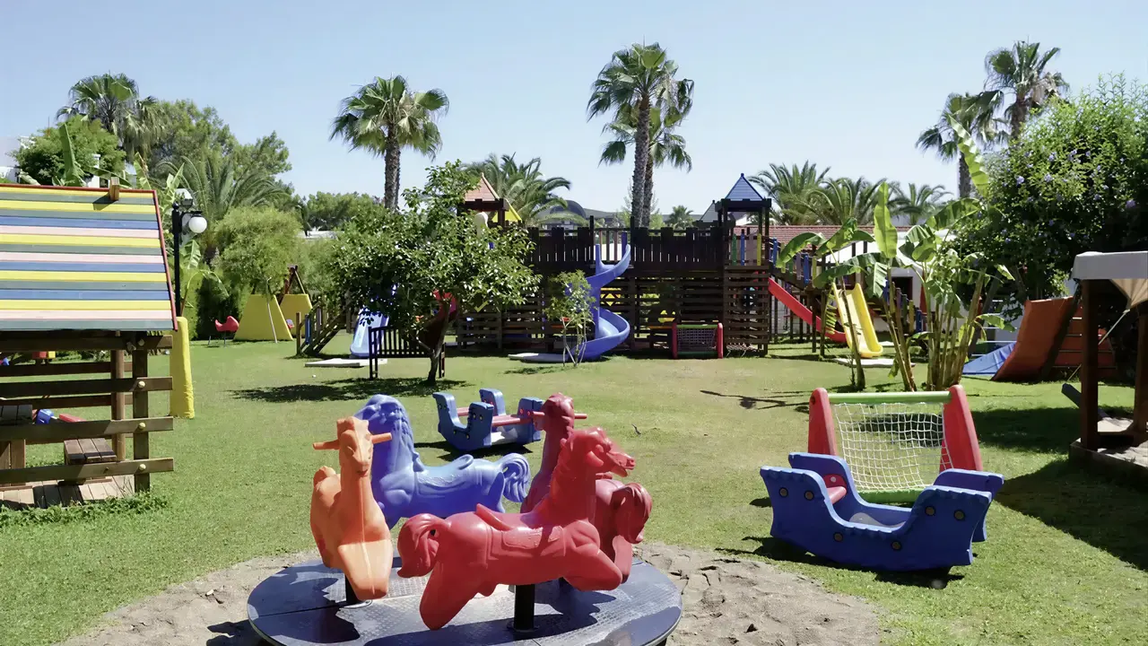 Plac zabaw dla dzieci w Emelda Sun Club