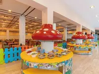 Kolorowy bufet dla dzieci w Emelda Sun Club