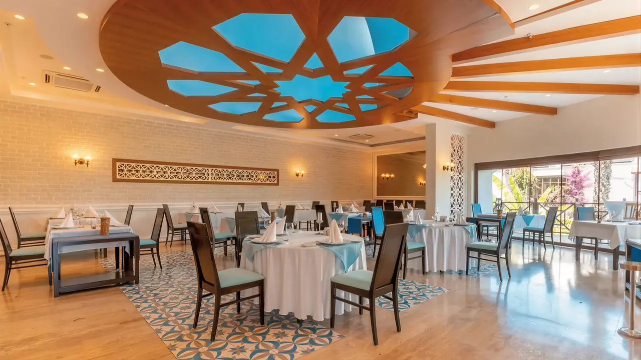 Restauracja w hotelu Emelda Sun Club z nakrytymi stołami