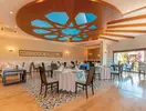 Restauracja w hotelu Emelda Sun Club z nakrytymi stołami