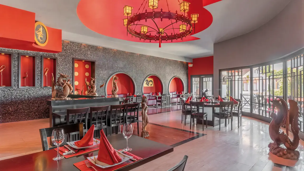 Elegancka restauracja w Emelda Sun Club z czerwonymi detalami