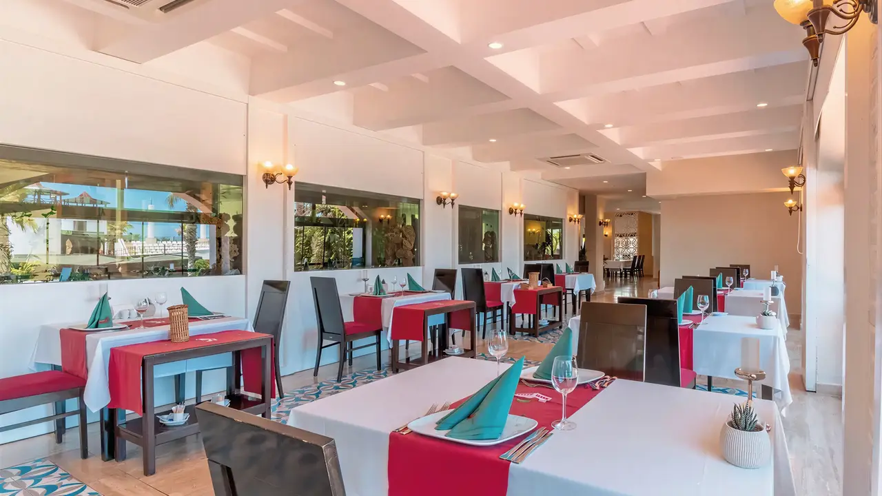 Restauracja w Emelda Sun Club z nakrytymi stołami