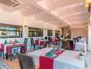 Restauracja w Emelda Sun Club z nakrytymi stołami