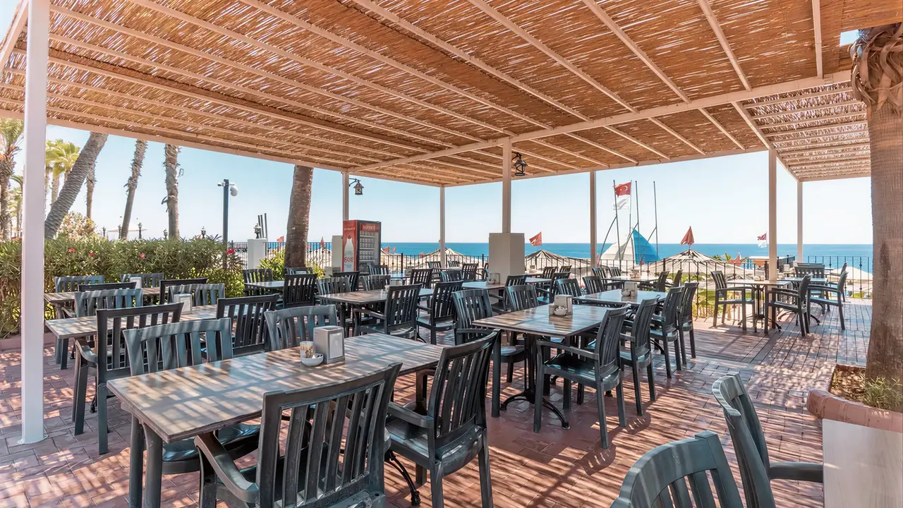 Restauracja na zewnątrz w Emelda Sun Club