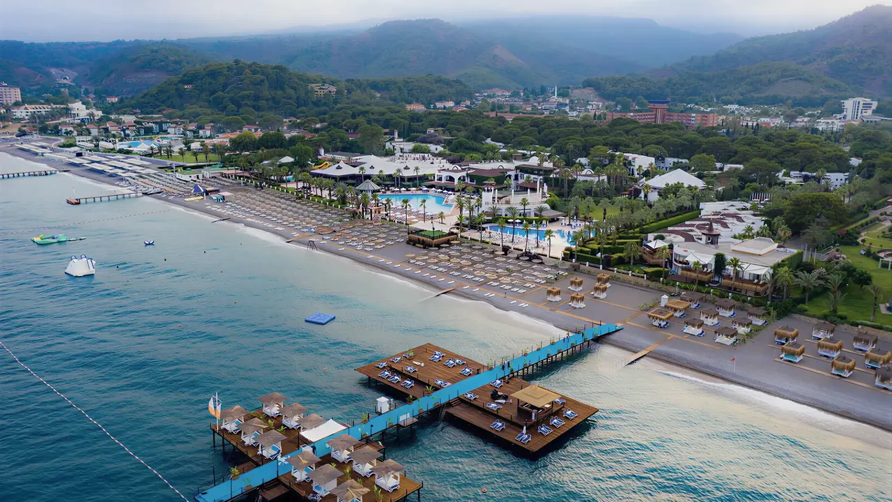 Widok na kompleks Emelda Sun Club z plażą