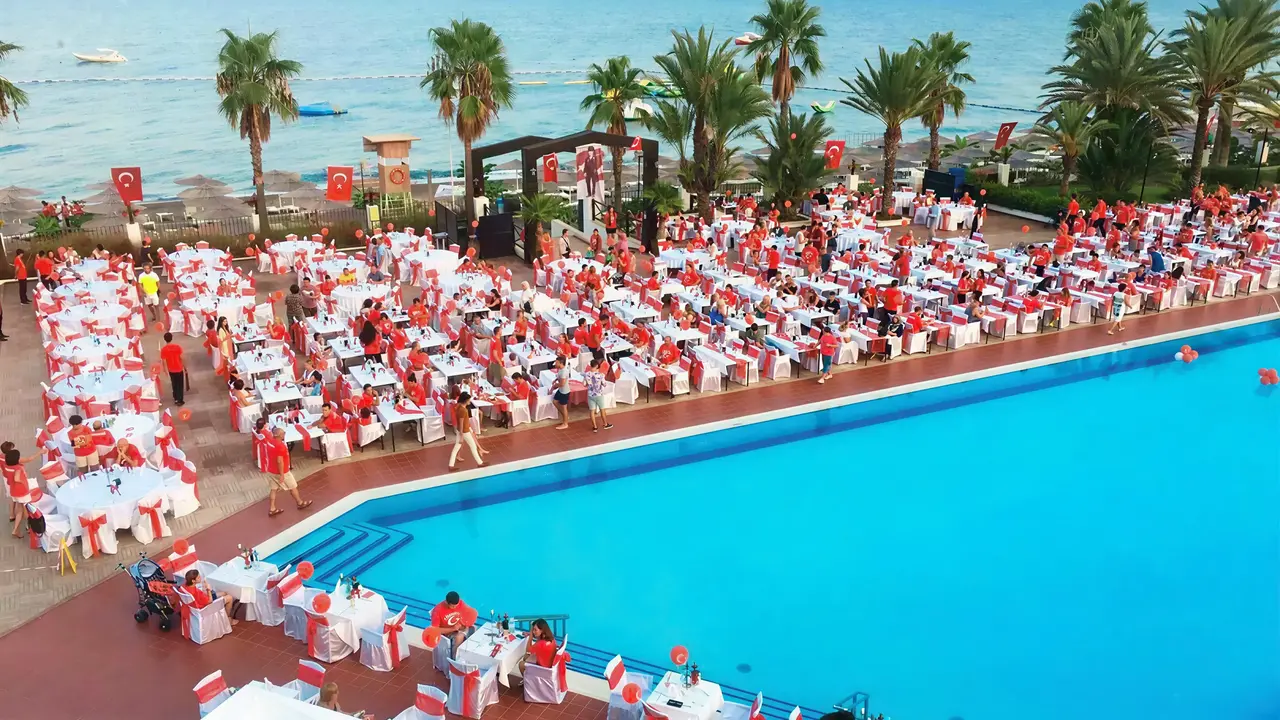 Restauracja na świeżym powietrzu w Emelda Sun Club przy basenie