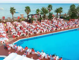 Restauracja na świeżym powietrzu w Emelda Sun Club przy basenie