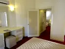 Wnętrze pokoju gościnnego w Emelda Sun Club