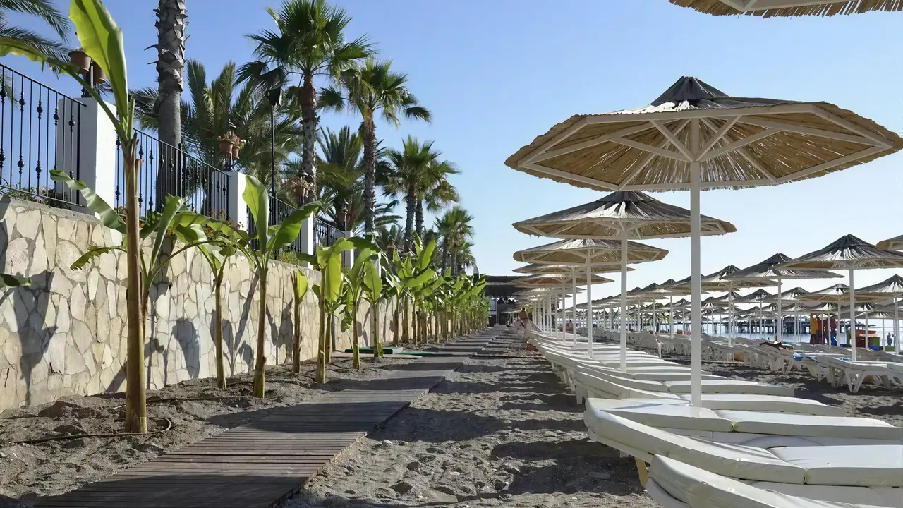 Leżaki i parasole na plaży w Emelda Sun Club