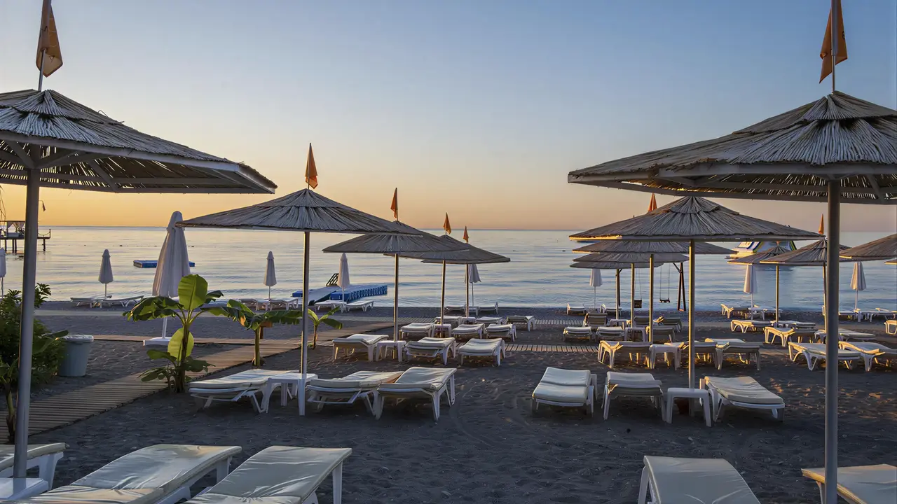 Leżaki i parasole na plaży w Emelda Sun Club