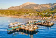 Widok na kompleks Emelda Sun Club z pomostami