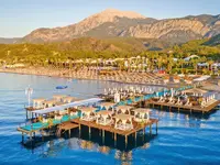 Widok na kompleks Emelda Sun Club z pomostami