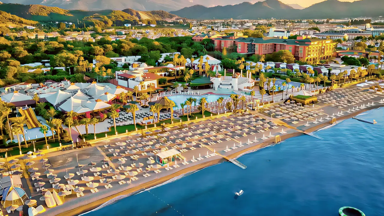 Panoramiczny widok na kompleks Emelda Sun Club i plażę