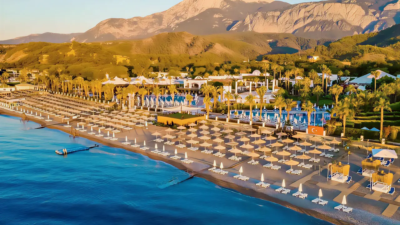 Widok na kompleks Emelda Sun Club przy plaży