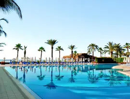 Basen z leżakami w Emelda Sun Club
