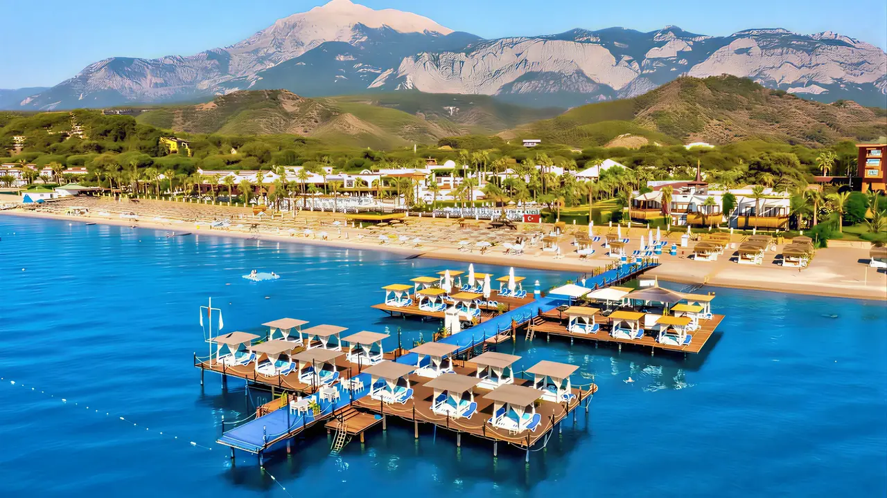 Widok na kompleks Emelda Sun Club z pomostami