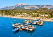 Widok na kompleks Emelda Sun Club z pomostami