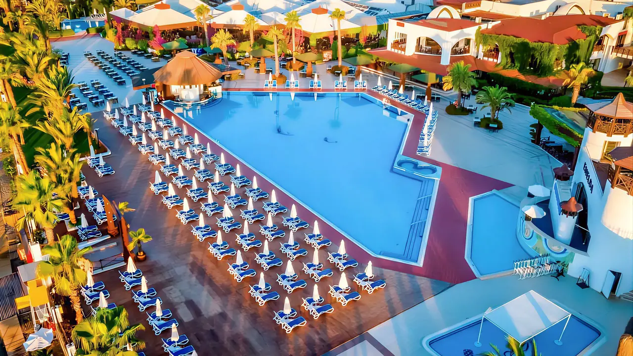 Widok z góry na kompleks Emelda Sun Club