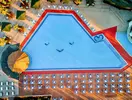 Basen z leżakami w hotelu Emelda Sun Club