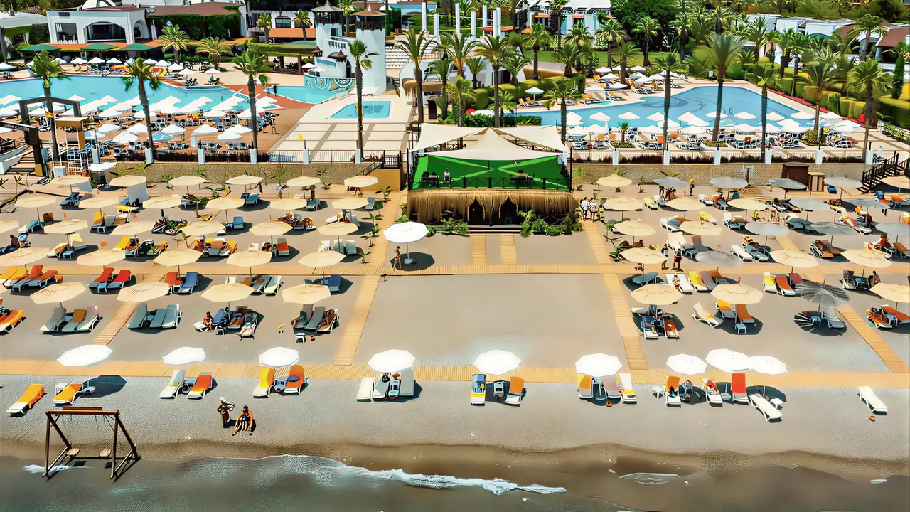 Widok na kompleks Emelda Sun Club z basenami i plażą