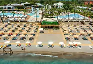 Widok na kompleks Emelda Sun Club z basenami i plażą