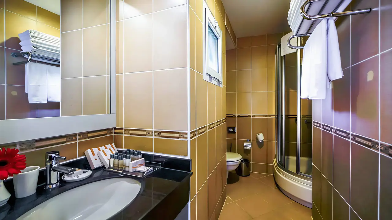 Łazienka w hotelu Emelda Sun Club z prysznicem i umywalką