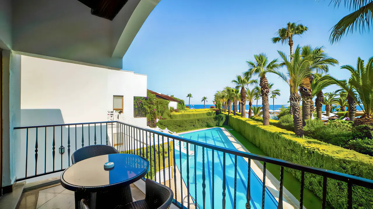 Balkon z widokiem na basen w Emelda Sun Club