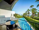 Balkon z widokiem na basen w Emelda Sun Club