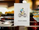 Bufet w Emelda Sun Club z tabliczką Cyclist Corner