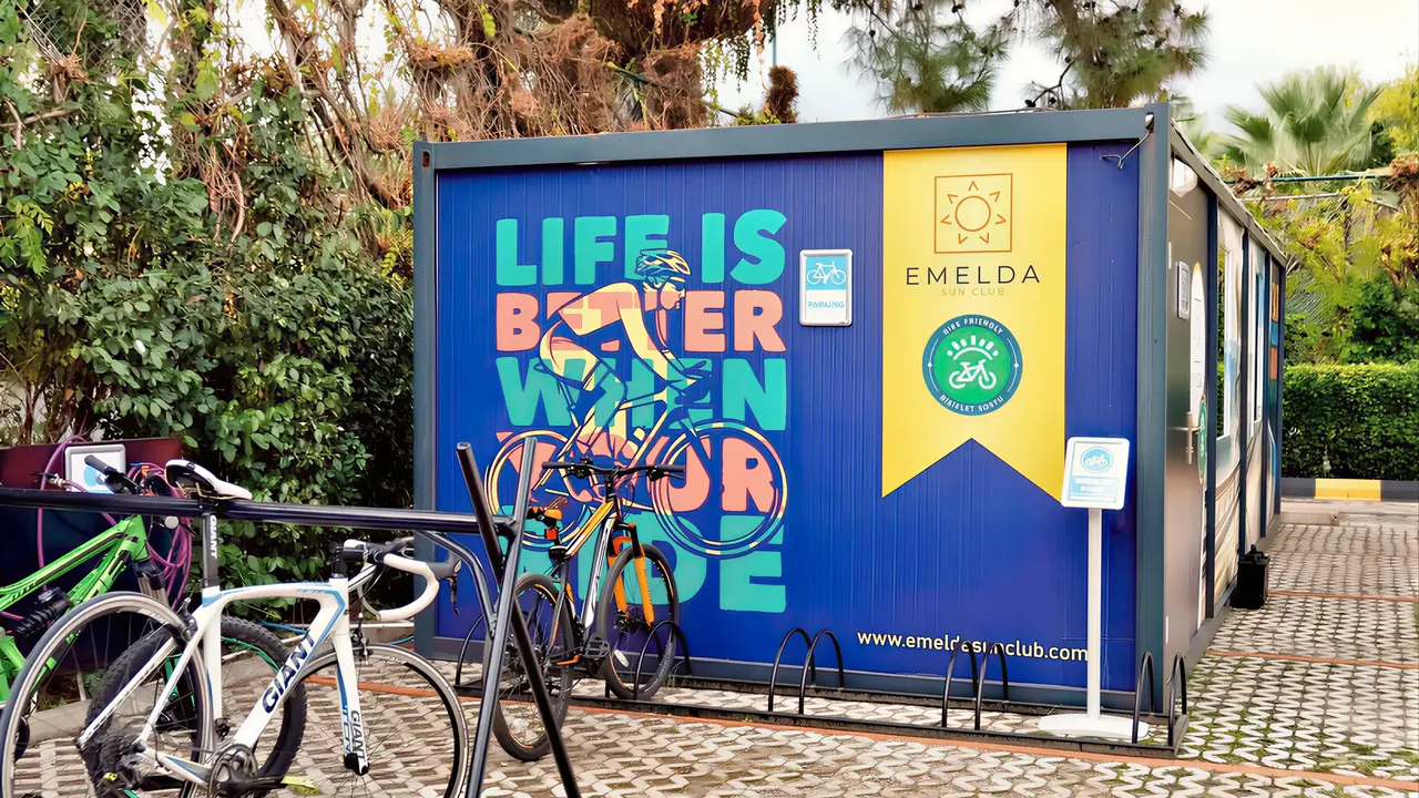 Rowery przed klubem rowerowym w Emelda Sun Club