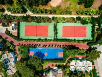 Korty tenisowe i boisko w Emelda Sun Club