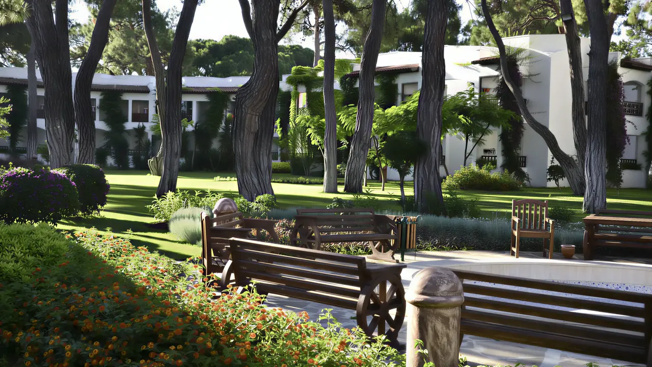 Zielony ogród z ławkami w Emelda Sun Club